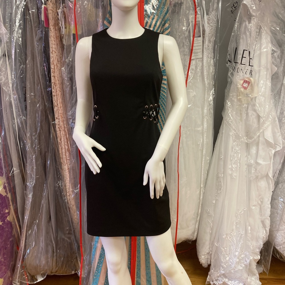 BEAUTIFUL NEW BLACK DRESS SIZE M.